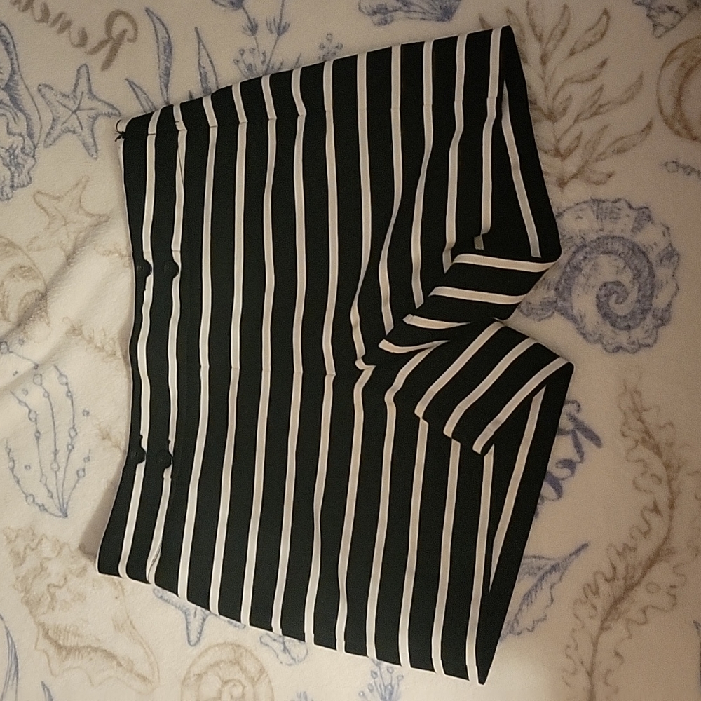 White House Black Market- Black and White Ponte Shorts Size 2